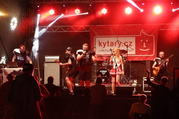 Festival Rock for People se v první den těšil slunečnému počasí, hráli Enter Shikari nebo The Kooks