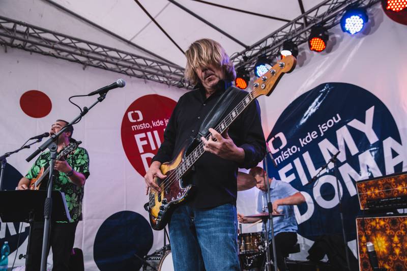 V Karlových Varech zahráli No Name i minus123minut v čele se Zdeňkem Bínou 