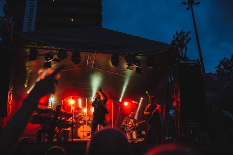 V Karlových Varech zahráli No Name i minus123minut v čele se Zdeňkem Bínou 