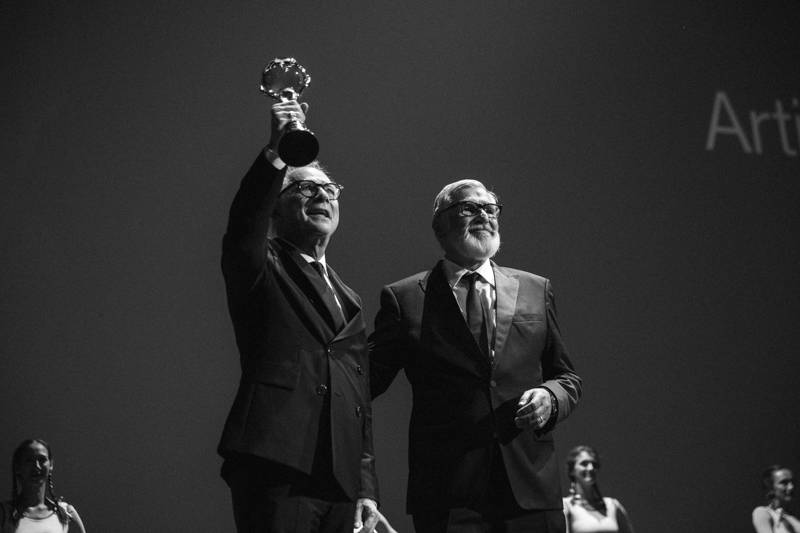 Závěr MFF Karlovy Vary: Hráli a zpívali Tomáš Klus a Richard Müller, ceny získali Jaromír Hanzlík i Robert Pattinson