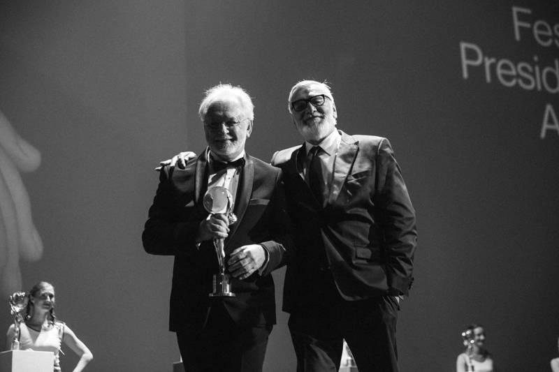 Závěr MFF Karlovy Vary: Hráli a zpívali Tomáš Klus a Richard Müller, ceny získali Jaromír Hanzlík i Robert Pattinson