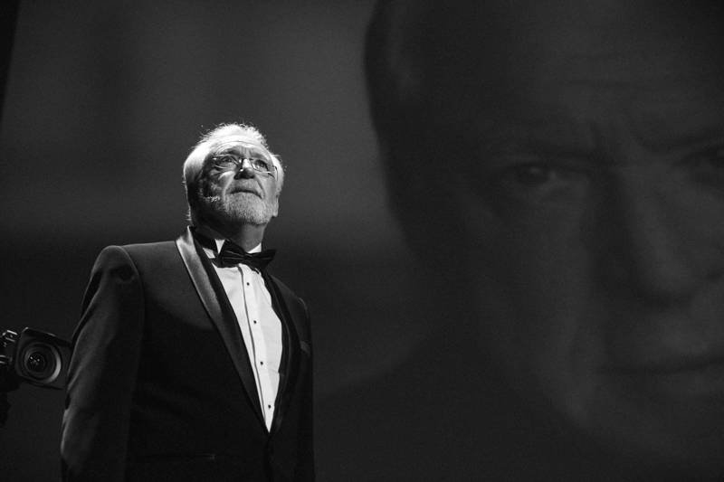 Závěr MFF Karlovy Vary: Hráli a zpívali Tomáš Klus a Richard Müller, ceny získali Jaromír Hanzlík i Robert Pattinson