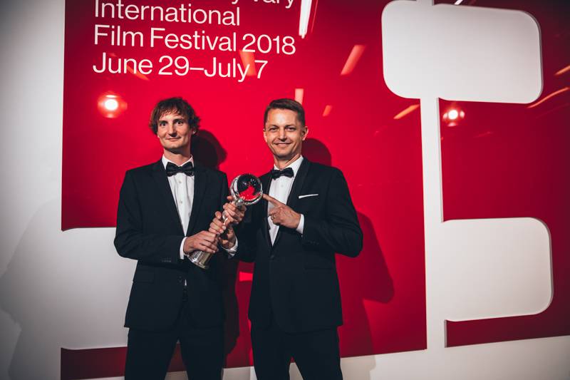 Závěr MFF Karlovy Vary: Hráli a zpívali Tomáš Klus a Richard Müller, ceny získali Jaromír Hanzlík i Robert Pattinson