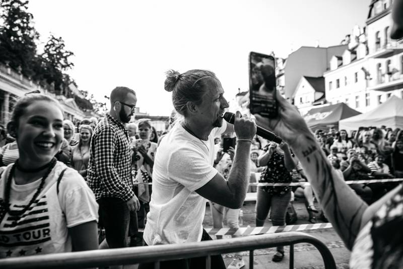 Závěr MFF Karlovy Vary: Hráli a zpívali Tomáš Klus a Richard Müller, ceny získali Jaromír Hanzlík i Robert Pattinson