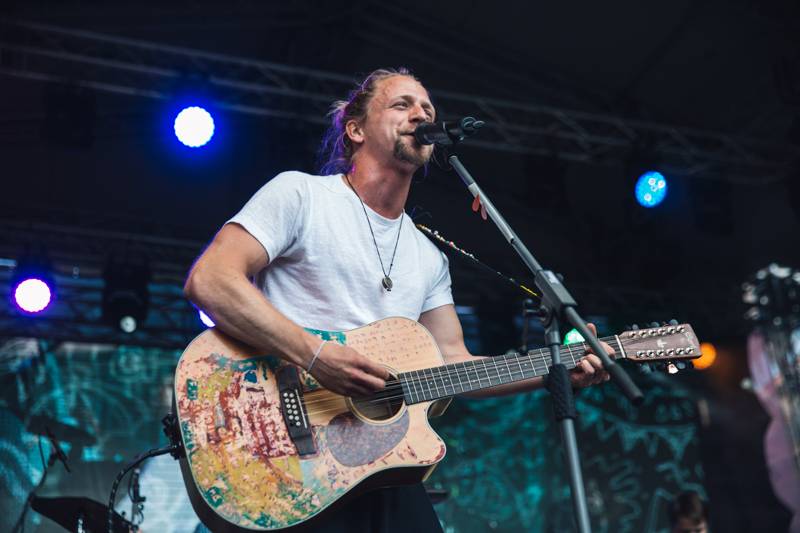 Závěr MFF Karlovy Vary: Hráli a zpívali Tomáš Klus a Richard Müller, ceny získali Jaromír Hanzlík i Robert Pattinson