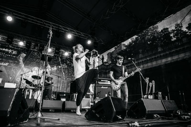 Závěr MFF Karlovy Vary: Hráli a zpívali Tomáš Klus a Richard Müller, ceny získali Jaromír Hanzlík i Robert Pattinson