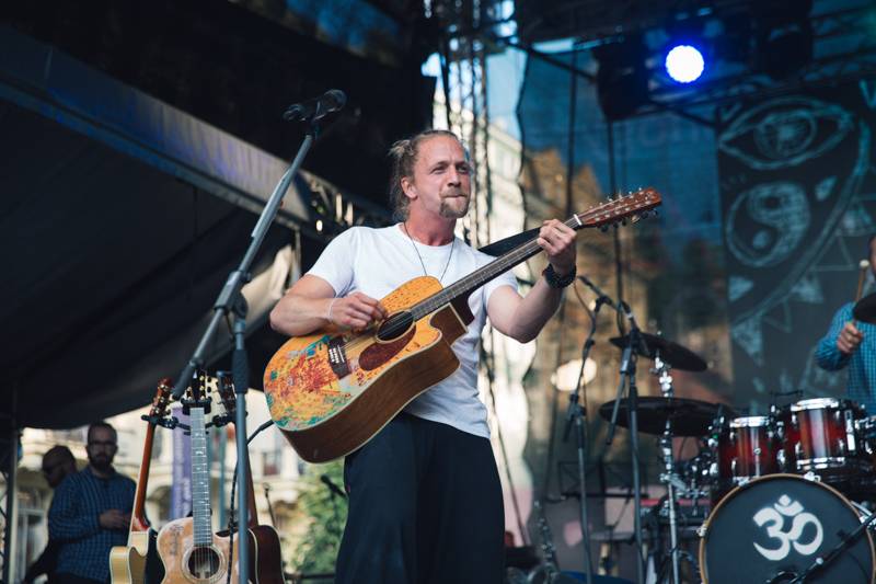 Závěr MFF Karlovy Vary: Hráli a zpívali Tomáš Klus a Richard Müller, ceny získali Jaromír Hanzlík i Robert Pattinson