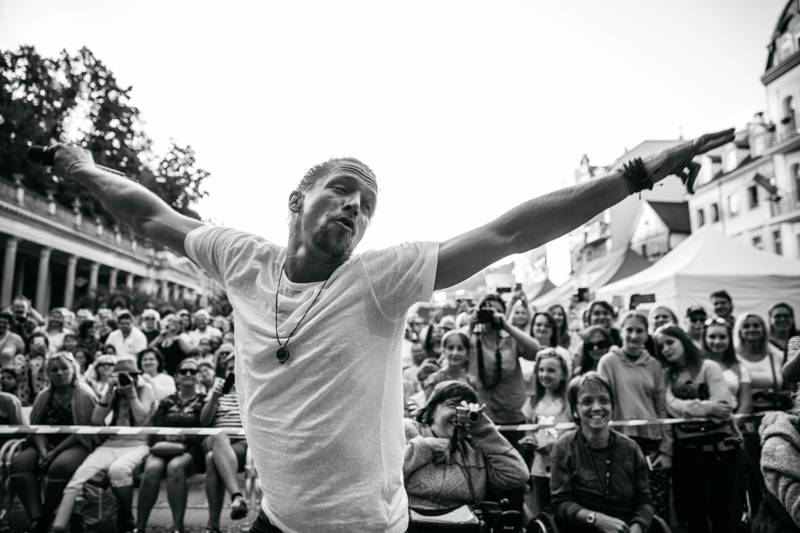 Závěr MFF Karlovy Vary: Hráli a zpívali Tomáš Klus a Richard Müller, ceny získali Jaromír Hanzlík i Robert Pattinson