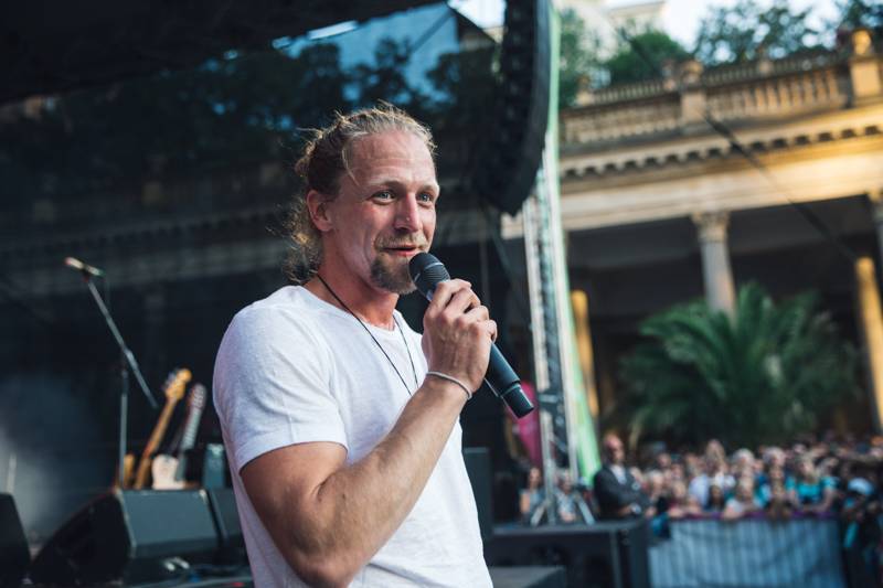 Závěr MFF Karlovy Vary: Hráli a zpívali Tomáš Klus a Richard Müller, ceny získali Jaromír Hanzlík i Robert Pattinson