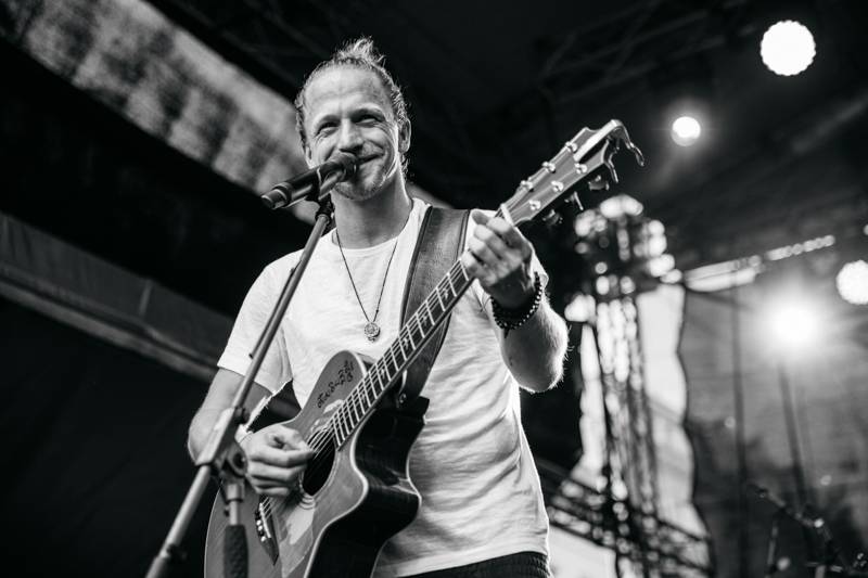 Závěr MFF Karlovy Vary: Hráli a zpívali Tomáš Klus a Richard Müller, ceny získali Jaromír Hanzlík i Robert Pattinson