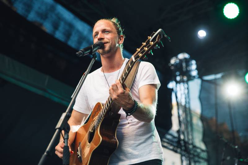 Závěr MFF Karlovy Vary: Hráli a zpívali Tomáš Klus a Richard Müller, ceny získali Jaromír Hanzlík i Robert Pattinson