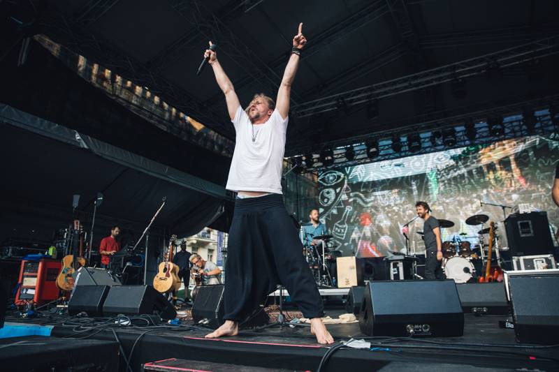 Závěr MFF Karlovy Vary: Hráli a zpívali Tomáš Klus a Richard Müller, ceny získali Jaromír Hanzlík i Robert Pattinson