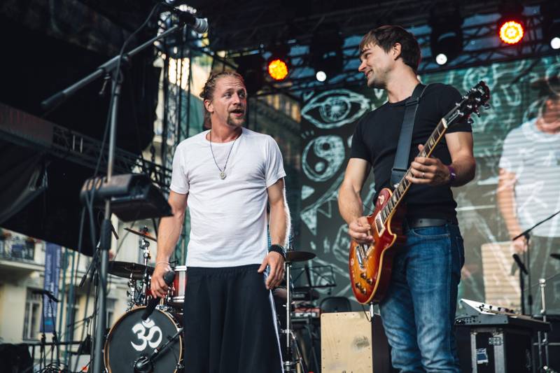 Závěr MFF Karlovy Vary: Hráli a zpívali Tomáš Klus a Richard Müller, ceny získali Jaromír Hanzlík i Robert Pattinson