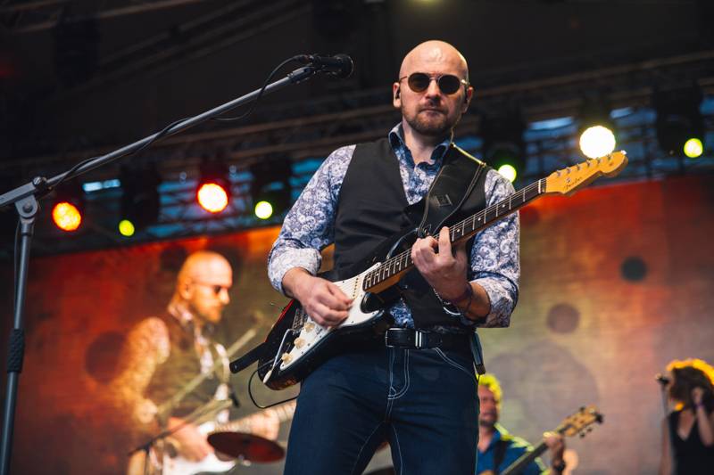 Závěr MFF Karlovy Vary: Hráli a zpívali Tomáš Klus a Richard Müller, ceny získali Jaromír Hanzlík i Robert Pattinson