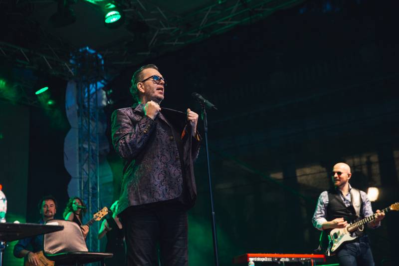 Závěr MFF Karlovy Vary: Hráli a zpívali Tomáš Klus a Richard Müller, ceny získali Jaromír Hanzlík i Robert Pattinson