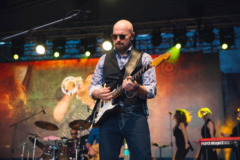 Závěr MFF Karlovy Vary: Hráli a zpívali Tomáš Klus a Richard Müller, ceny získali Jaromír Hanzlík i Robert Pattinson