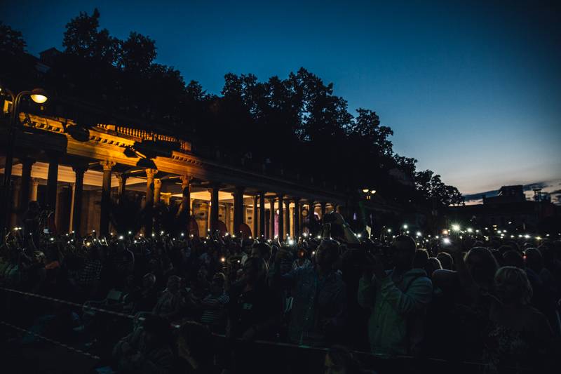Závěr MFF Karlovy Vary: Hráli a zpívali Tomáš Klus a Richard Müller, ceny získali Jaromír Hanzlík i Robert Pattinson