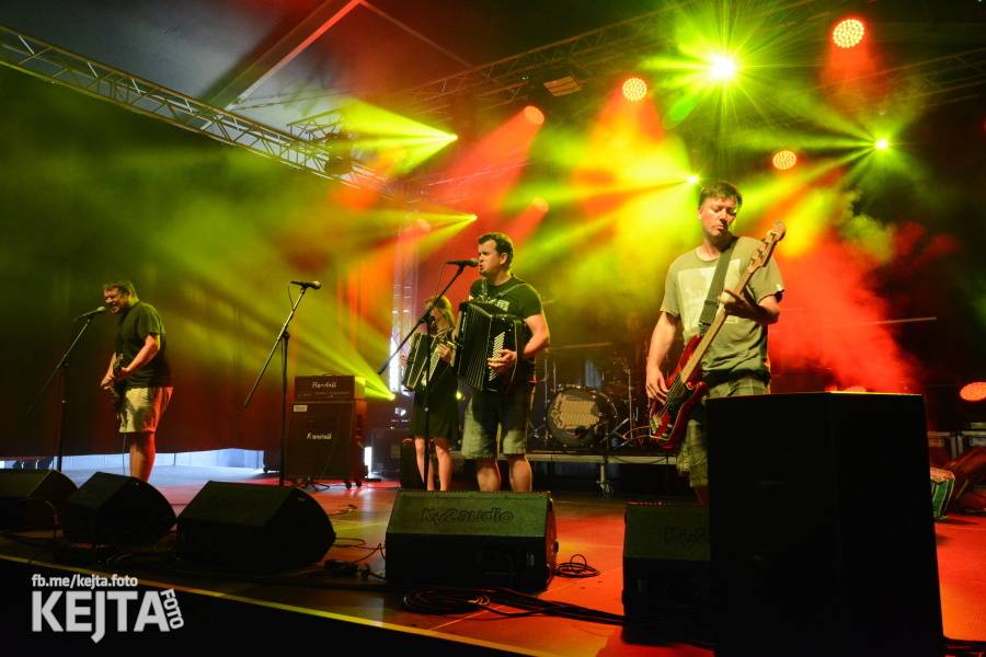 První den Mighty Sounds: V Táboře to rozbalili Zebrahead, Fast Food Orchestra nebo Queens Of Everything