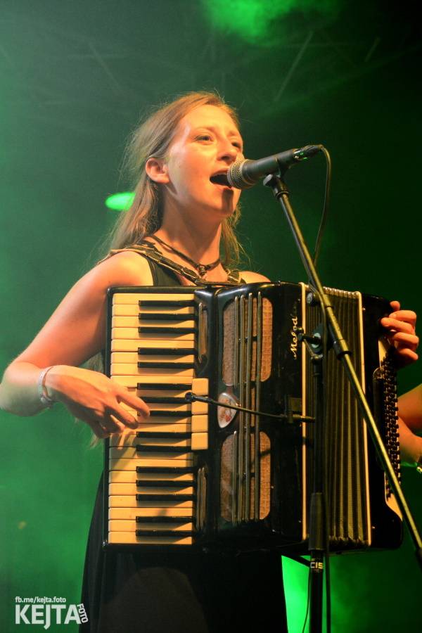 První den Mighty Sounds: V Táboře to rozbalili Zebrahead, Fast Food Orchestra nebo Queens Of Everything