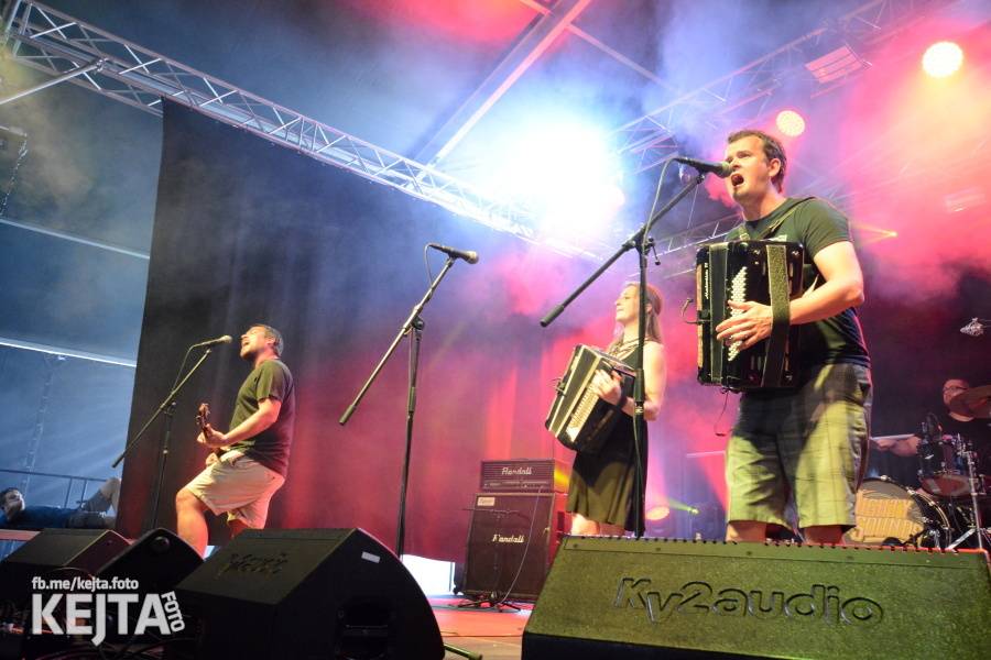 První den Mighty Sounds: V Táboře to rozbalili Zebrahead, Fast Food Orchestra nebo Queens Of Everything