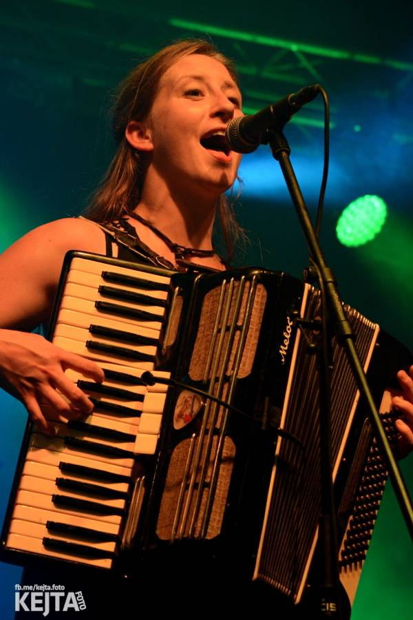 První den Mighty Sounds: V Táboře to rozbalili Zebrahead, Fast Food Orchestra nebo Queens Of Everything