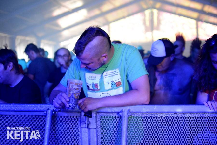 První den Mighty Sounds: V Táboře to rozbalili Zebrahead, Fast Food Orchestra nebo Queens Of Everything