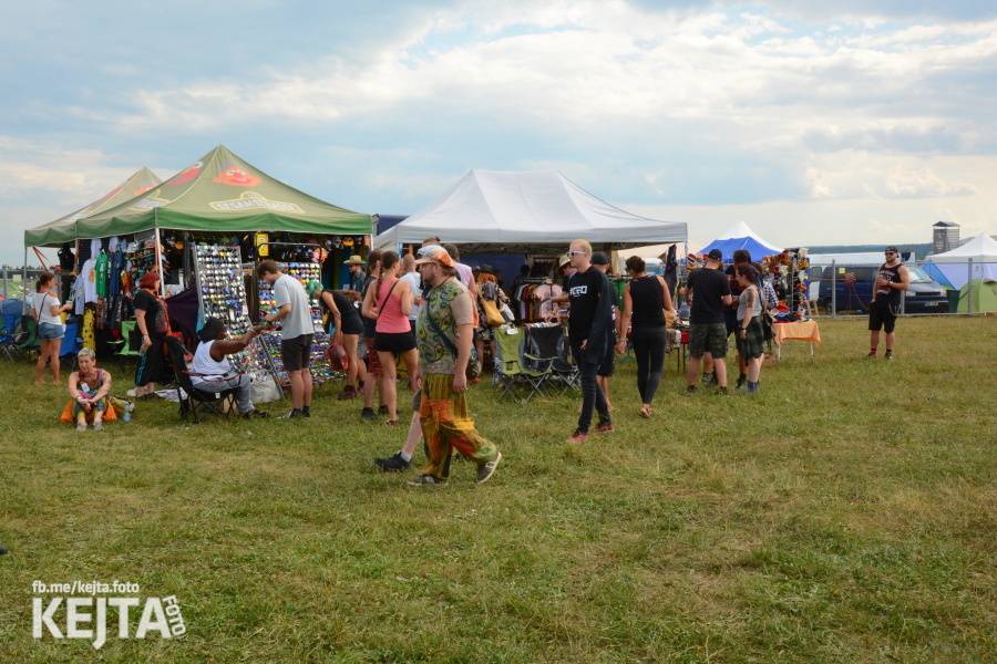 První den Mighty Sounds: V Táboře to rozbalili Zebrahead, Fast Food Orchestra nebo Queens Of Everything