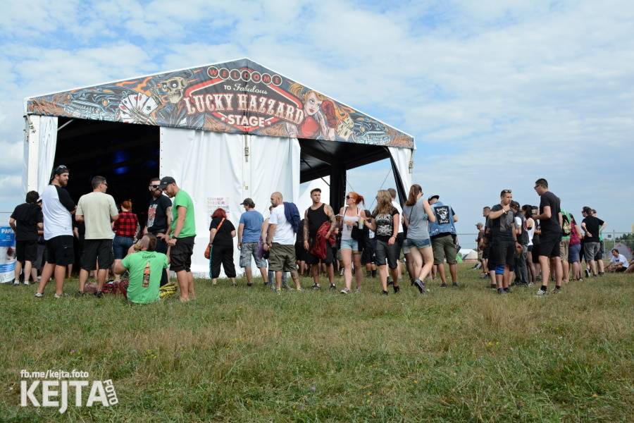 První den Mighty Sounds: V Táboře to rozbalili Zebrahead, Fast Food Orchestra nebo Queens Of Everything