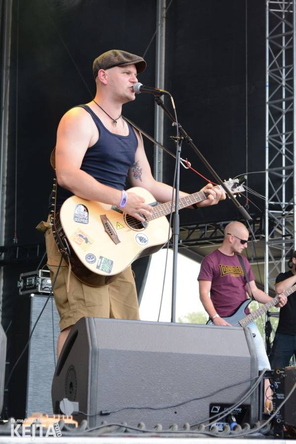 První den Mighty Sounds: V Táboře to rozbalili Zebrahead, Fast Food Orchestra nebo Queens Of Everything