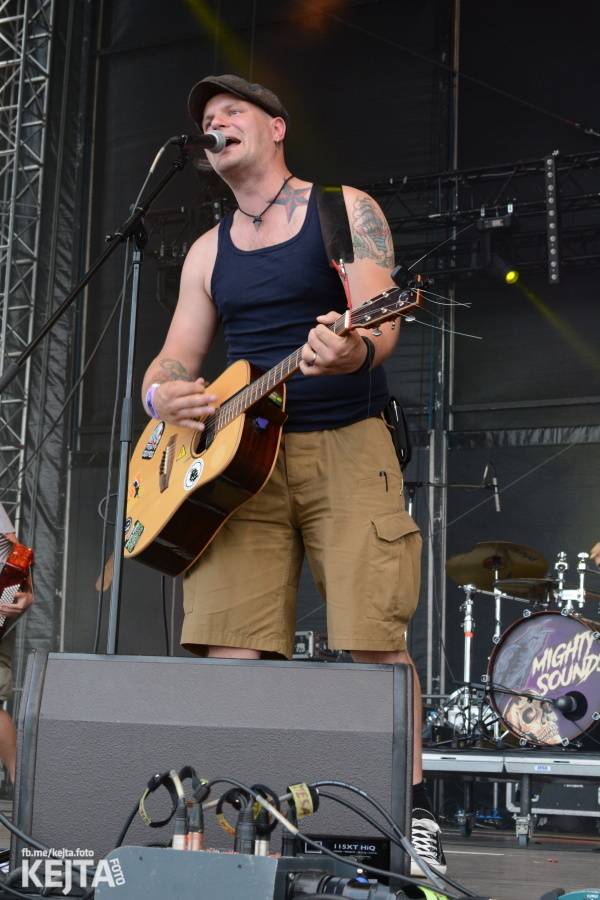 První den Mighty Sounds: V Táboře to rozbalili Zebrahead, Fast Food Orchestra nebo Queens Of Everything