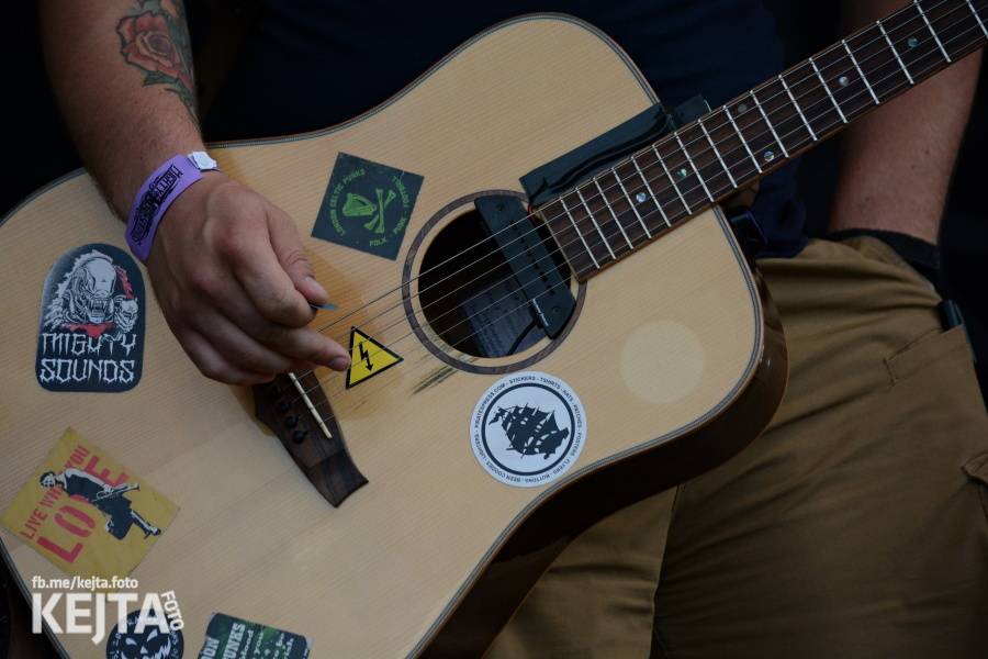 První den Mighty Sounds: V Táboře to rozbalili Zebrahead, Fast Food Orchestra nebo Queens Of Everything