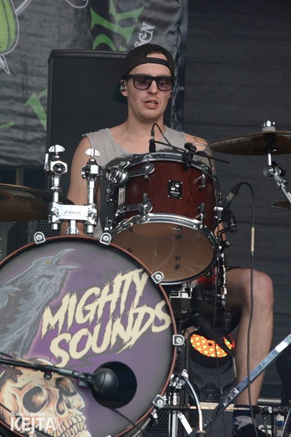 První den Mighty Sounds: V Táboře to rozbalili Zebrahead, Fast Food Orchestra nebo Queens Of Everything