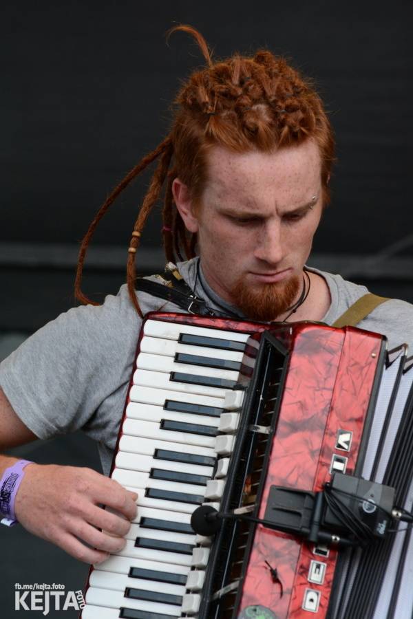 První den Mighty Sounds: V Táboře to rozbalili Zebrahead, Fast Food Orchestra nebo Queens Of Everything