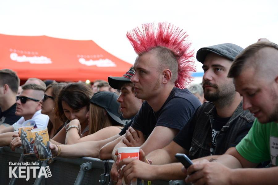 První den Mighty Sounds: V Táboře to rozbalili Zebrahead, Fast Food Orchestra nebo Queens Of Everything