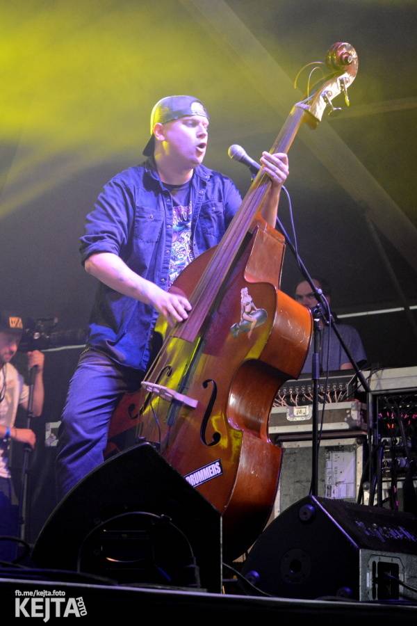 První den Mighty Sounds: V Táboře to rozbalili Zebrahead, Fast Food Orchestra nebo Queens Of Everything