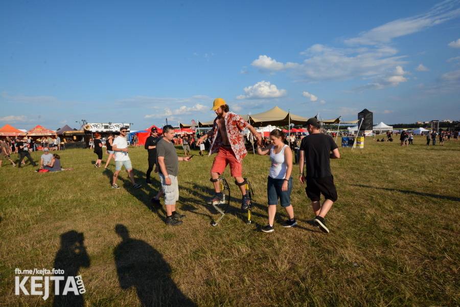 První den Mighty Sounds: V Táboře to rozbalili Zebrahead, Fast Food Orchestra nebo Queens Of Everything