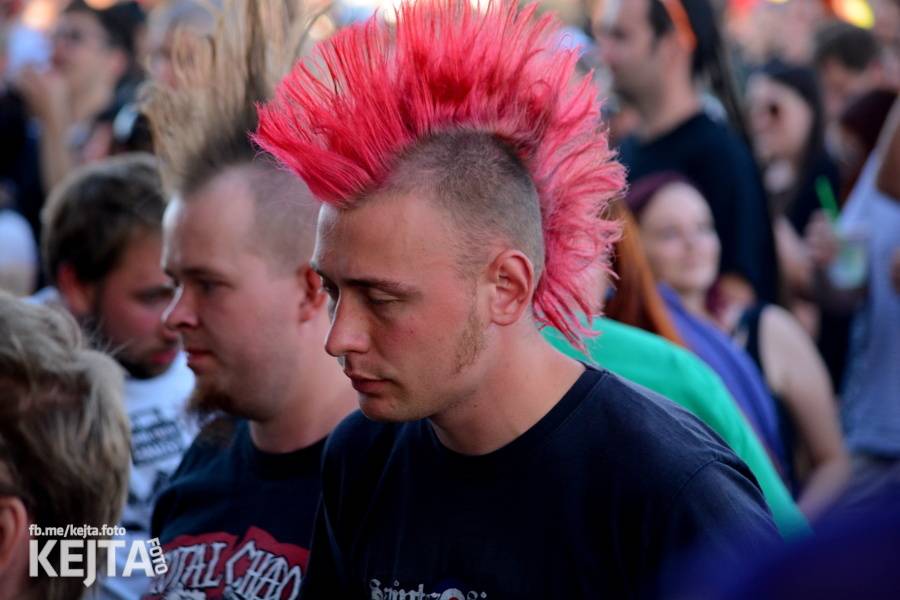 První den Mighty Sounds: V Táboře to rozbalili Zebrahead, Fast Food Orchestra nebo Queens Of Everything