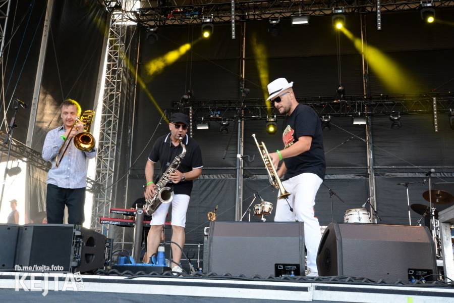 První den Mighty Sounds: V Táboře to rozbalili Zebrahead, Fast Food Orchestra nebo Queens Of Everything