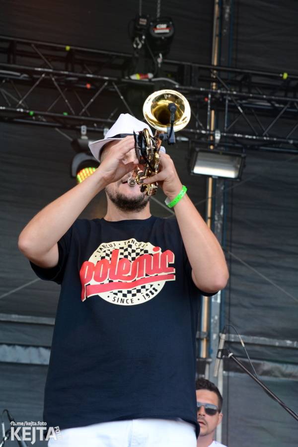 První den Mighty Sounds: V Táboře to rozbalili Zebrahead, Fast Food Orchestra nebo Queens Of Everything