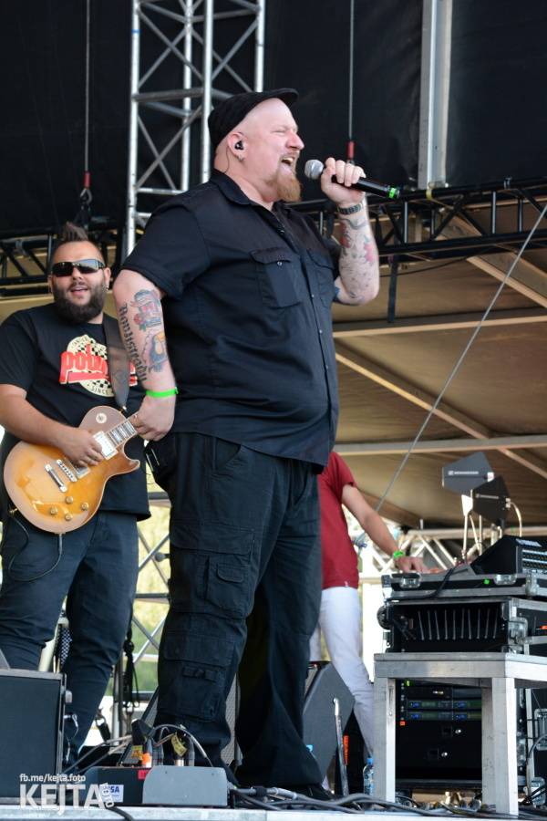 První den Mighty Sounds: V Táboře to rozbalili Zebrahead, Fast Food Orchestra nebo Queens Of Everything