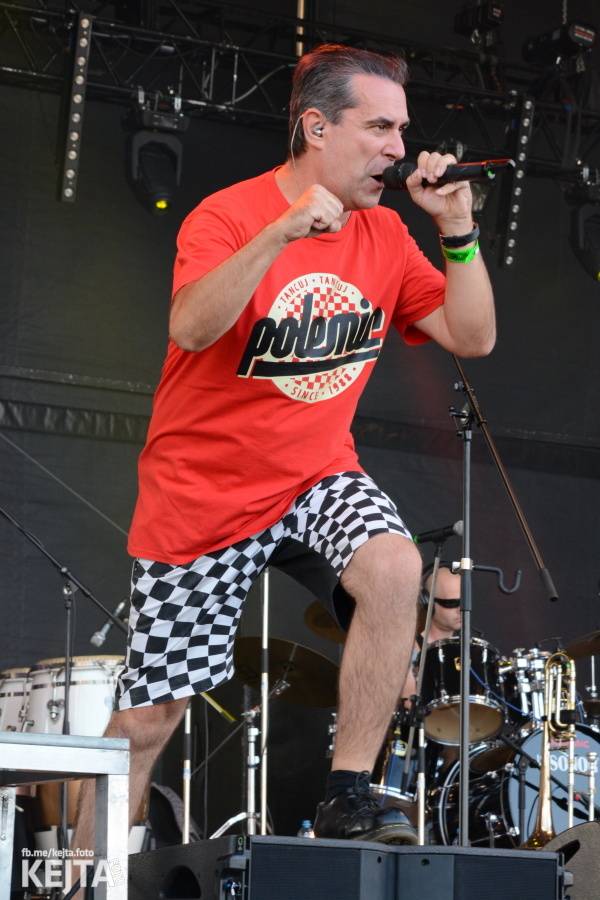 První den Mighty Sounds: V Táboře to rozbalili Zebrahead, Fast Food Orchestra nebo Queens Of Everything