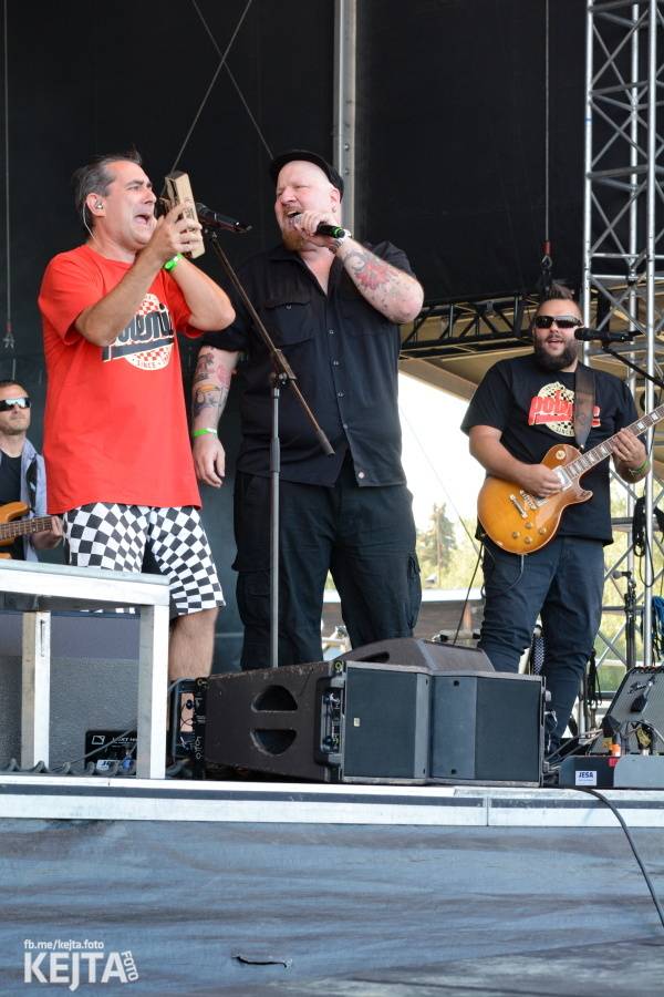 První den Mighty Sounds: V Táboře to rozbalili Zebrahead, Fast Food Orchestra nebo Queens Of Everything