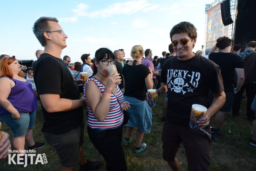 První den Mighty Sounds: V Táboře to rozbalili Zebrahead, Fast Food Orchestra nebo Queens Of Everything