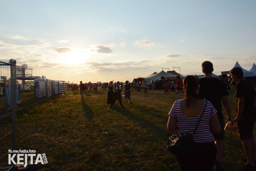 První den Mighty Sounds: V Táboře to rozbalili Zebrahead, Fast Food Orchestra nebo Queens Of Everything