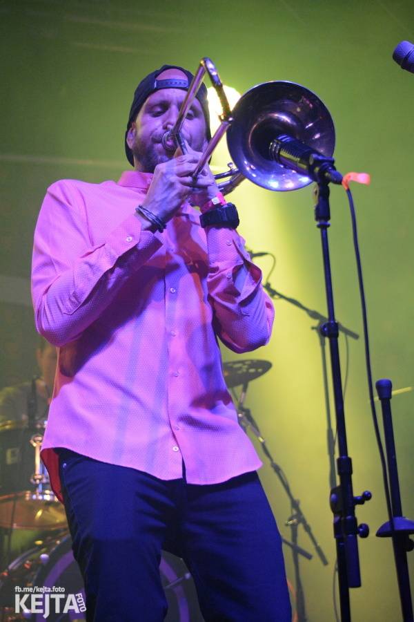 První den Mighty Sounds: V Táboře to rozbalili Zebrahead, Fast Food Orchestra nebo Queens Of Everything