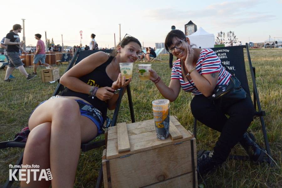 První den Mighty Sounds: V Táboře to rozbalili Zebrahead, Fast Food Orchestra nebo Queens Of Everything