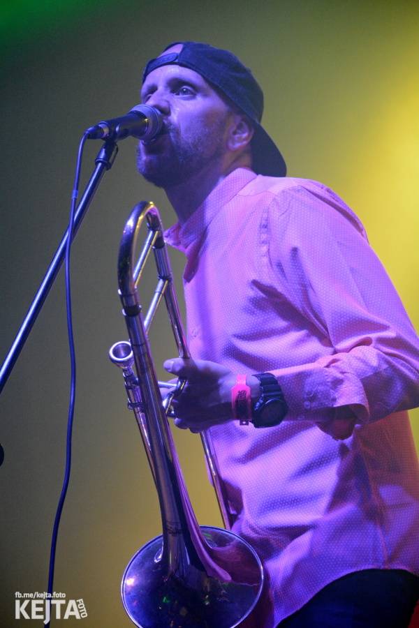 První den Mighty Sounds: V Táboře to rozbalili Zebrahead, Fast Food Orchestra nebo Queens Of Everything