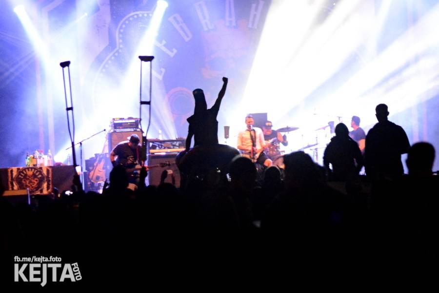 První den Mighty Sounds: V Táboře to rozbalili Zebrahead, Fast Food Orchestra nebo Queens Of Everything