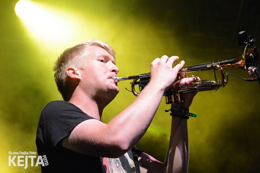 První den Mighty Sounds: V Táboře to rozbalili Zebrahead, Fast Food Orchestra nebo Queens Of Everything