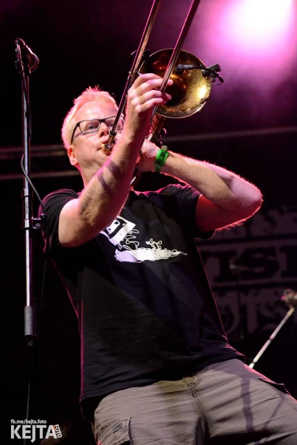 První den Mighty Sounds: V Táboře to rozbalili Zebrahead, Fast Food Orchestra nebo Queens Of Everything